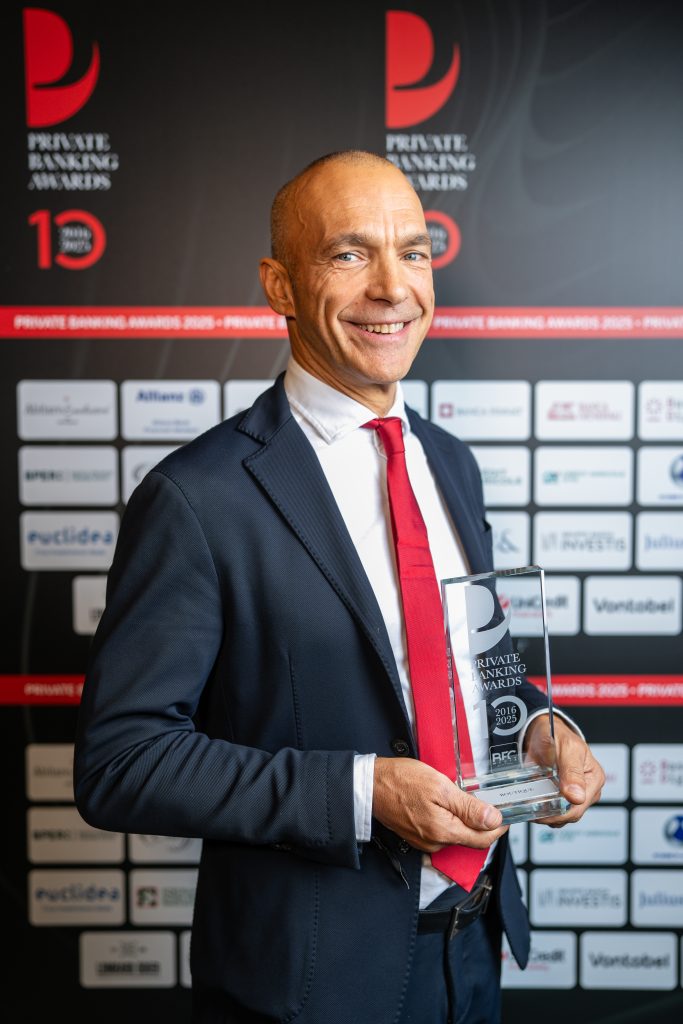 Alberto Castelli - Amministratore Delegato - ritira il premio come miglior Boutique