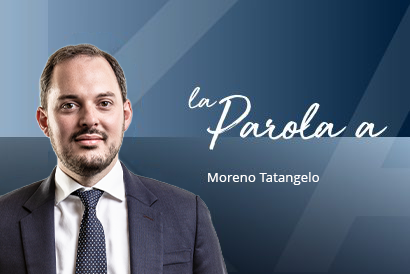 Un uomo in giacca e cravatta, dall'espressione impassibile, è ritratto su uno sfondo blu sfumato con la scritta «La Parola a Moreno Tatangelo» in caratteri eleganti.