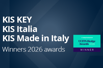 Il testo recita «KIS KEY, KIS Italia, KIS Made in Italy, Vincitori dei premi 2026» su uno sfondo blu scuro. Un distintivo color verde acqua e viola riporta la scritta «UCITS Hedge Awards 2026 WINNER».