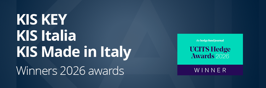 Il testo recita «KIS KEY, KIS Italia, KIS Made in Italy, Vincitori dei premi 2026» su uno sfondo blu scuro. Un distintivo color verde acqua e viola riporta la scritta «UCITS Hedge Awards 2026 WINNER».