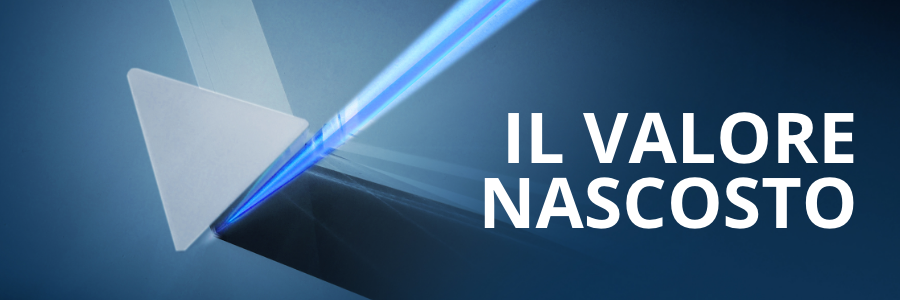Un raggio di luce blu attraversa un prisma su uno sfondo blu scuro. A destra compare la scritta in italiano «Il Valore Nascosto», che evoca un senso di mistero e di scoperta.