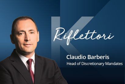 Ritratto di un uomo sicuro di sé in giacca e cravatta su sfondo blu con la scritta «Riflettori» e il testo: Claudio Barberis, Responsabile dei mandati discrezionali.